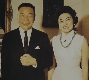 1939年，年仅23岁的长子孔令侃，在赴美途中，竟与母亲宋霭龄的牌友，年长他17