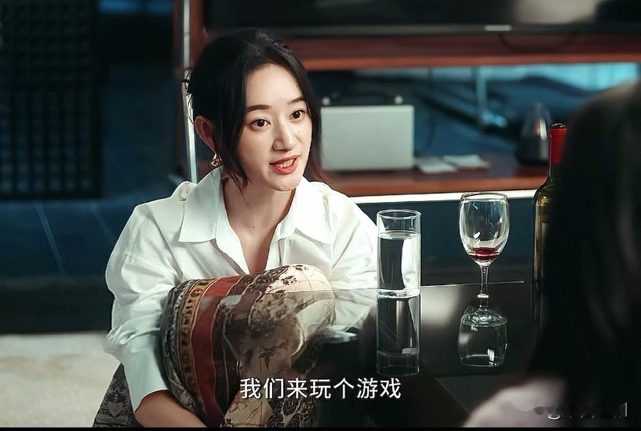 栾念桃桃臧瑶三人玩游戏，输了弹脑瓜碰，栾念是下手了，但桃桃是舍不得，臧瑶肯定心里