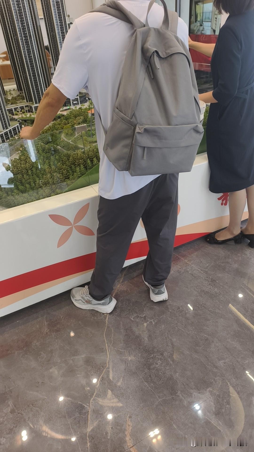 这个客户连续带了两天了，第一天 我们看了大运新城的乐城三期和大运场馆旁边的中海大