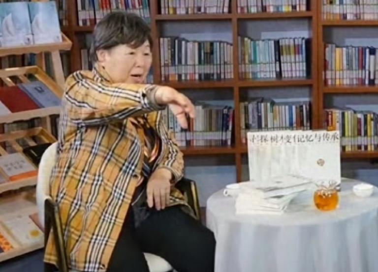 高晓松的母亲回中国定居养老。
没错，这事情确实是真的，而且她已经回到中国了。
很