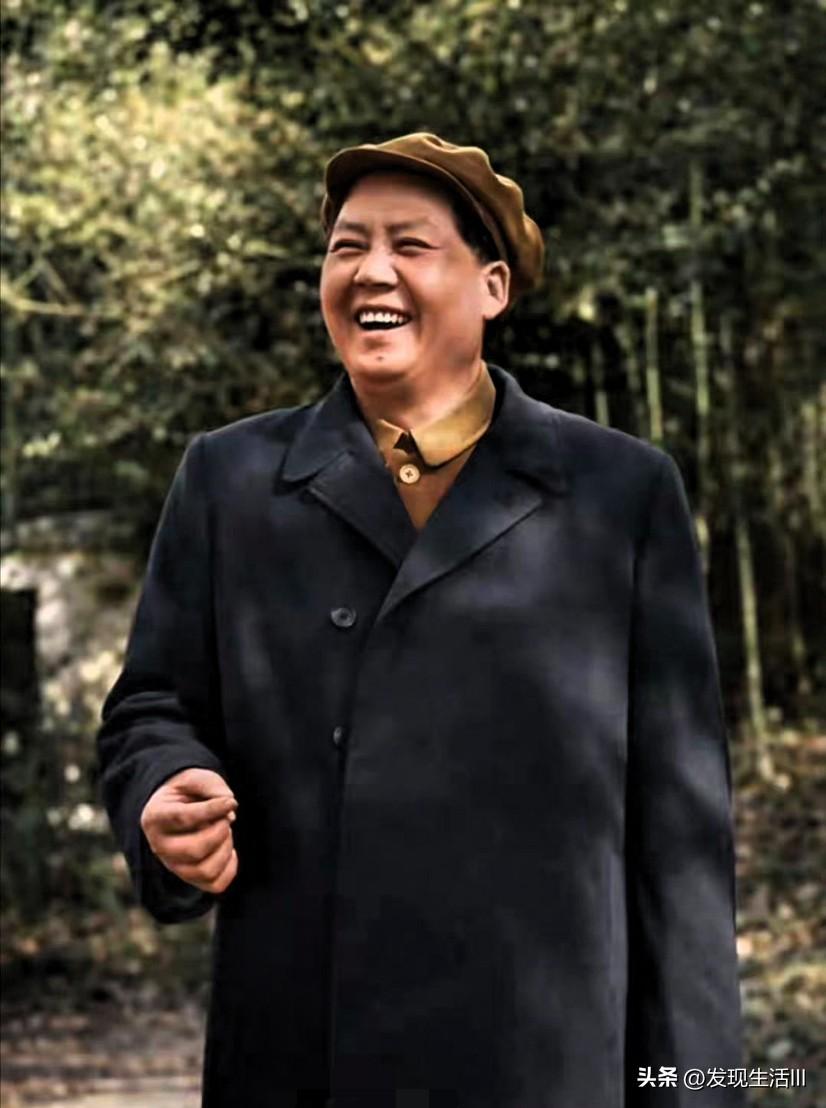 南方多竹，风过处，万竿摇曳，碧浪成海。毛主席偏爱泥土的芬芳、竹叶摩挲的细响，更爱