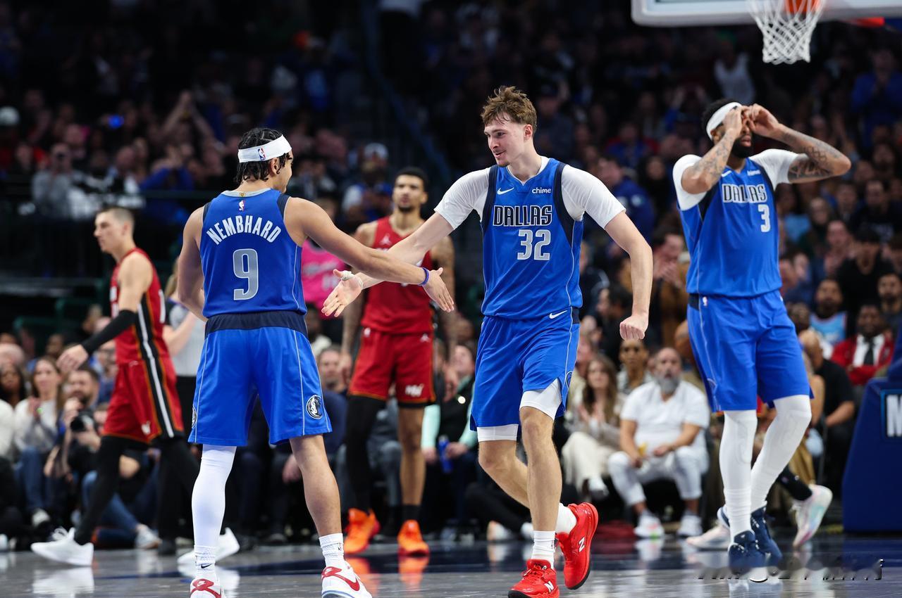 阿门汤普森竟然被一个1.8米的小后卫耍的团团转！
今天火箭对阵独行侠的比赛中，火