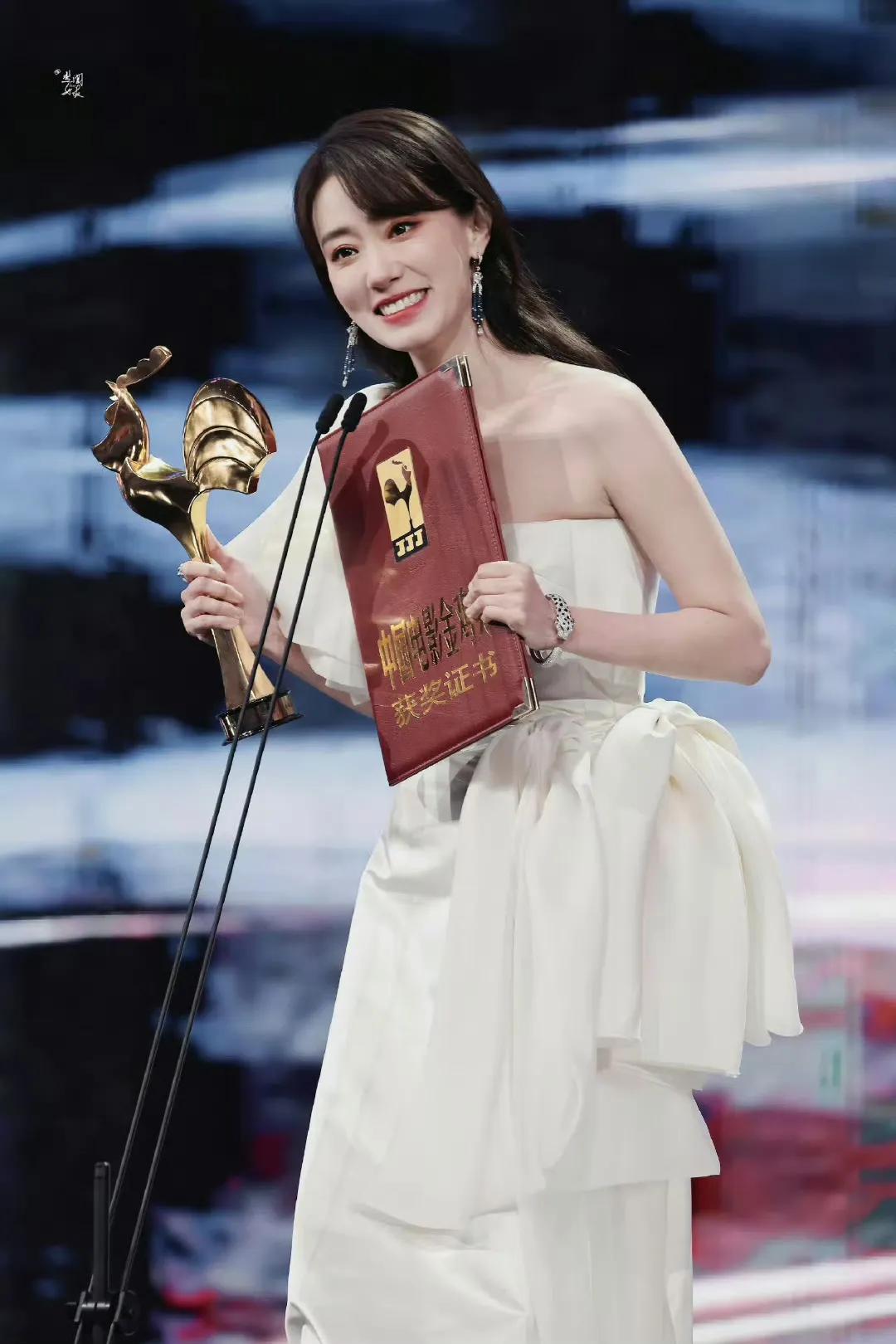 张小斐牛啊！百亿俱乐部首为女演员！

说实话，张小斐长得一般，演技也就中上水平，