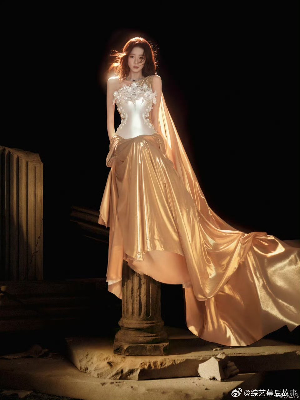 张艺凡 时代峰峻果然不养闲人 手捧烛光踏光而来，张艺凡把秀场走成油画现场，比例与
