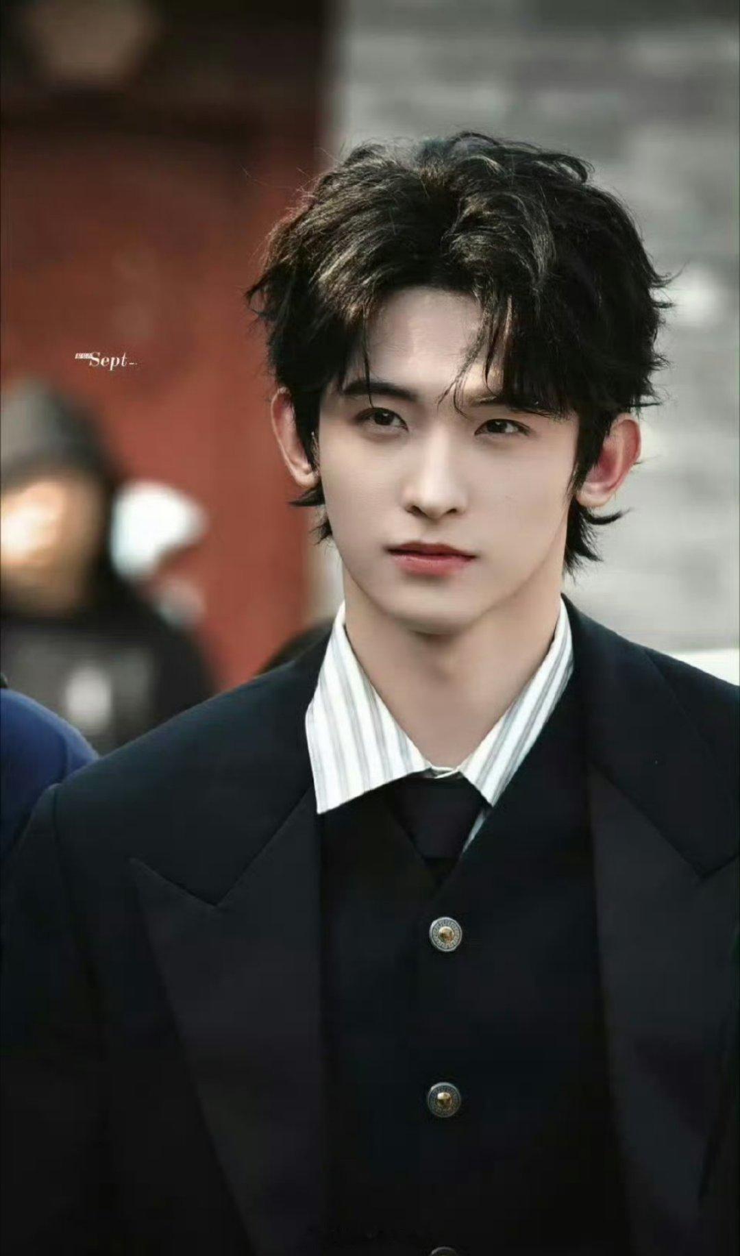 今日份出席了奢牌活动的男艺人有丁禹兮、丞磊、常华森，这三位小有名气的小生啊，你最