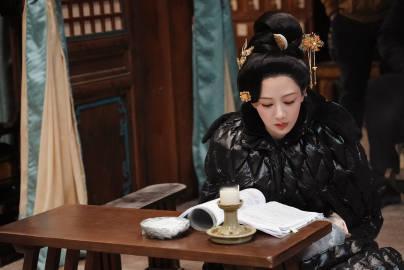 杨紫国色芳华2025剧王 杨紫财神爷 杨紫财神，2025剧王国色芳华，播放量破5