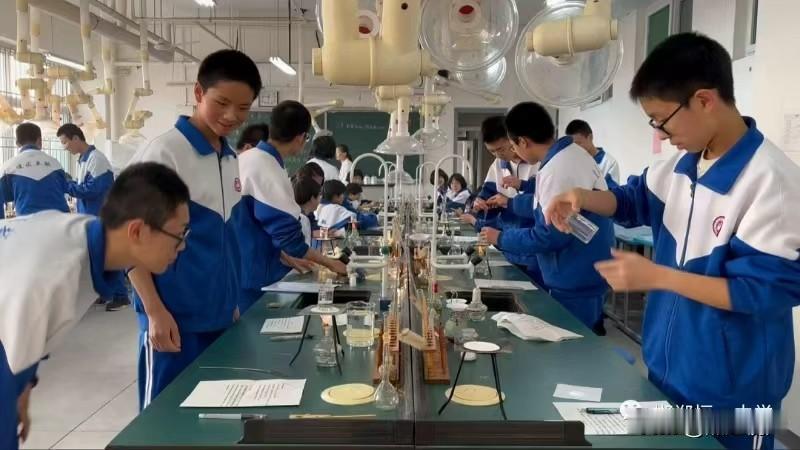 在邯郸恒一中学，一句话广为流传：“有学生的地方就要有老师。”这句话出自复读部教学