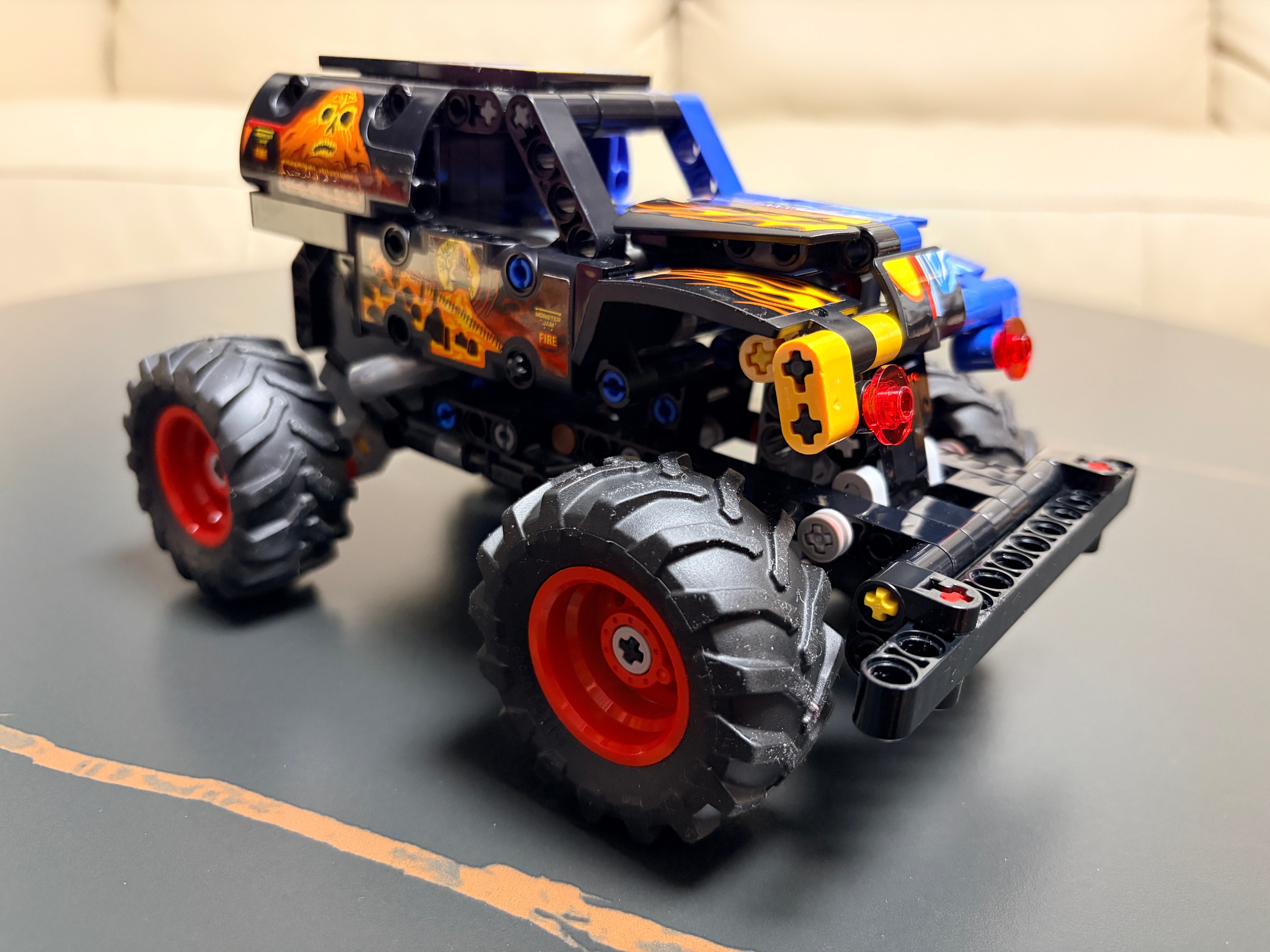 最近娃迷上乐高，6岁开始拼8岁的模型，估计接下来要买个乐高柜了，主要是我也觉得挺