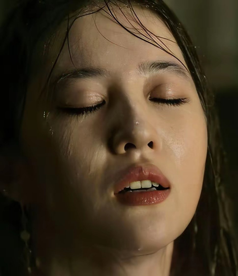 我竟然在刘亦菲脸上分得清雨水和泪水！伟大的一张脸