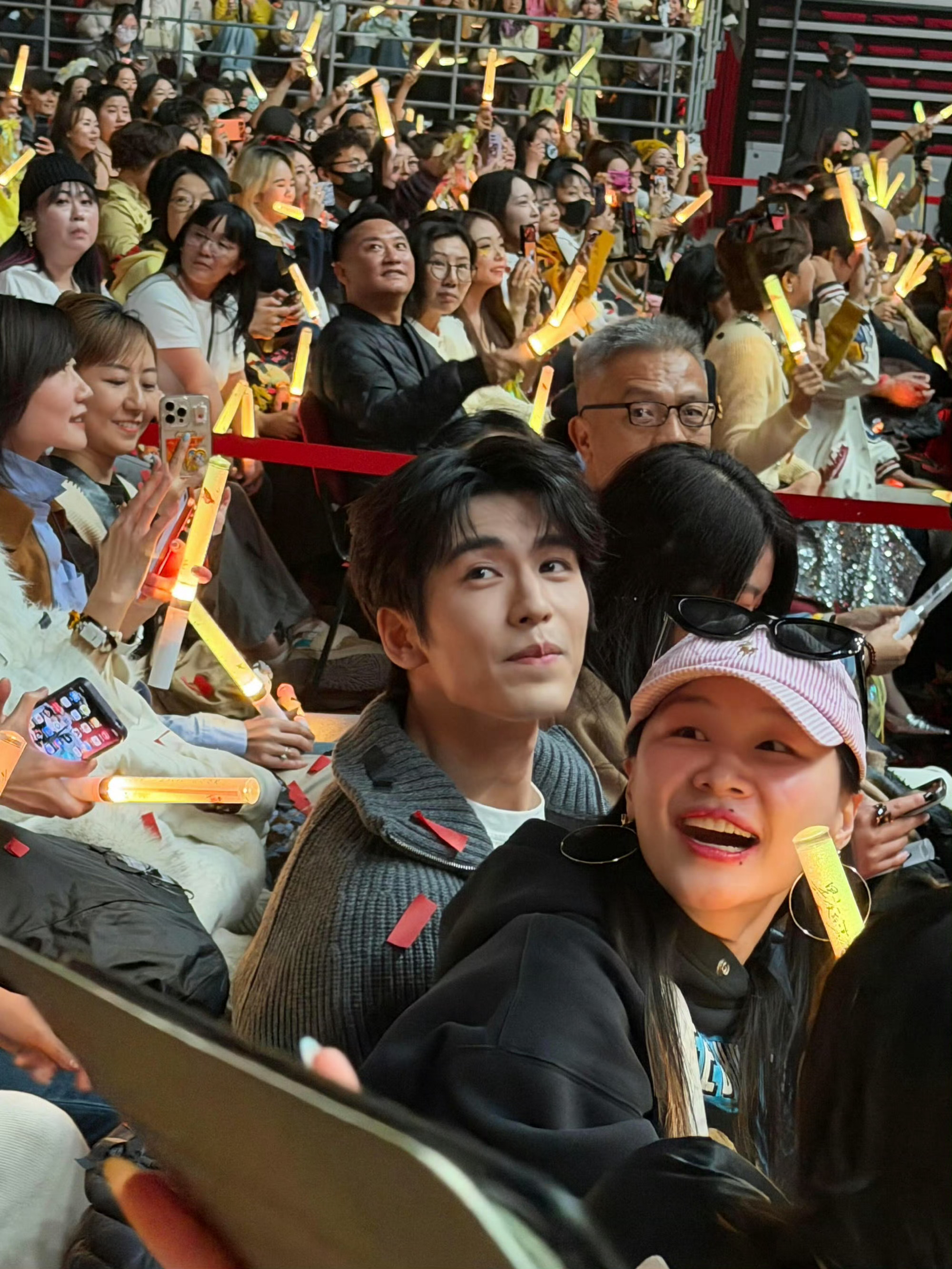 不愧是开推团，张凌赫金靖一起去看了今晚刘宇宁的演唱会耶～旁边和后边还有爱奇艺的高