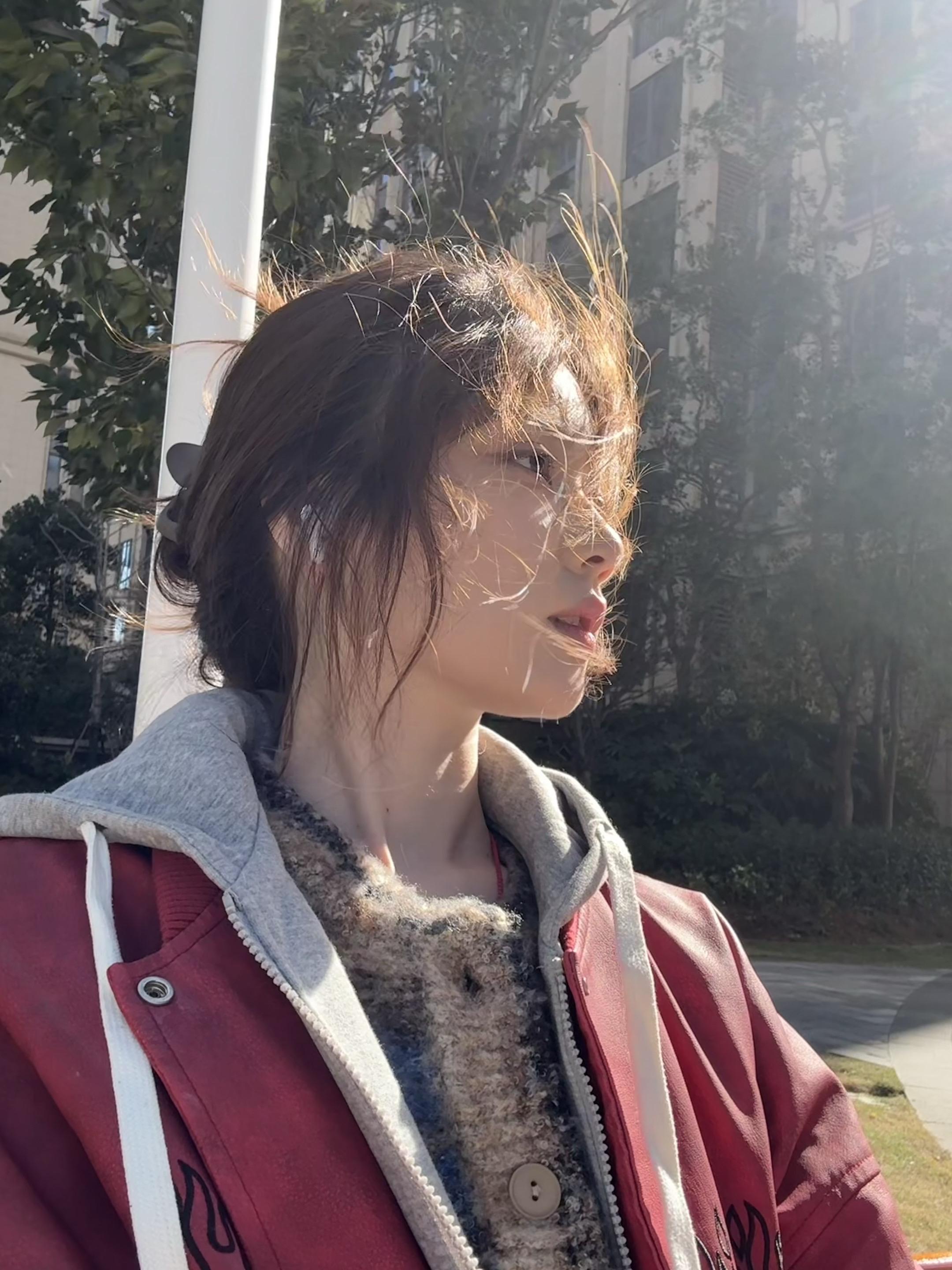 当微风随意吹乱她的头发…