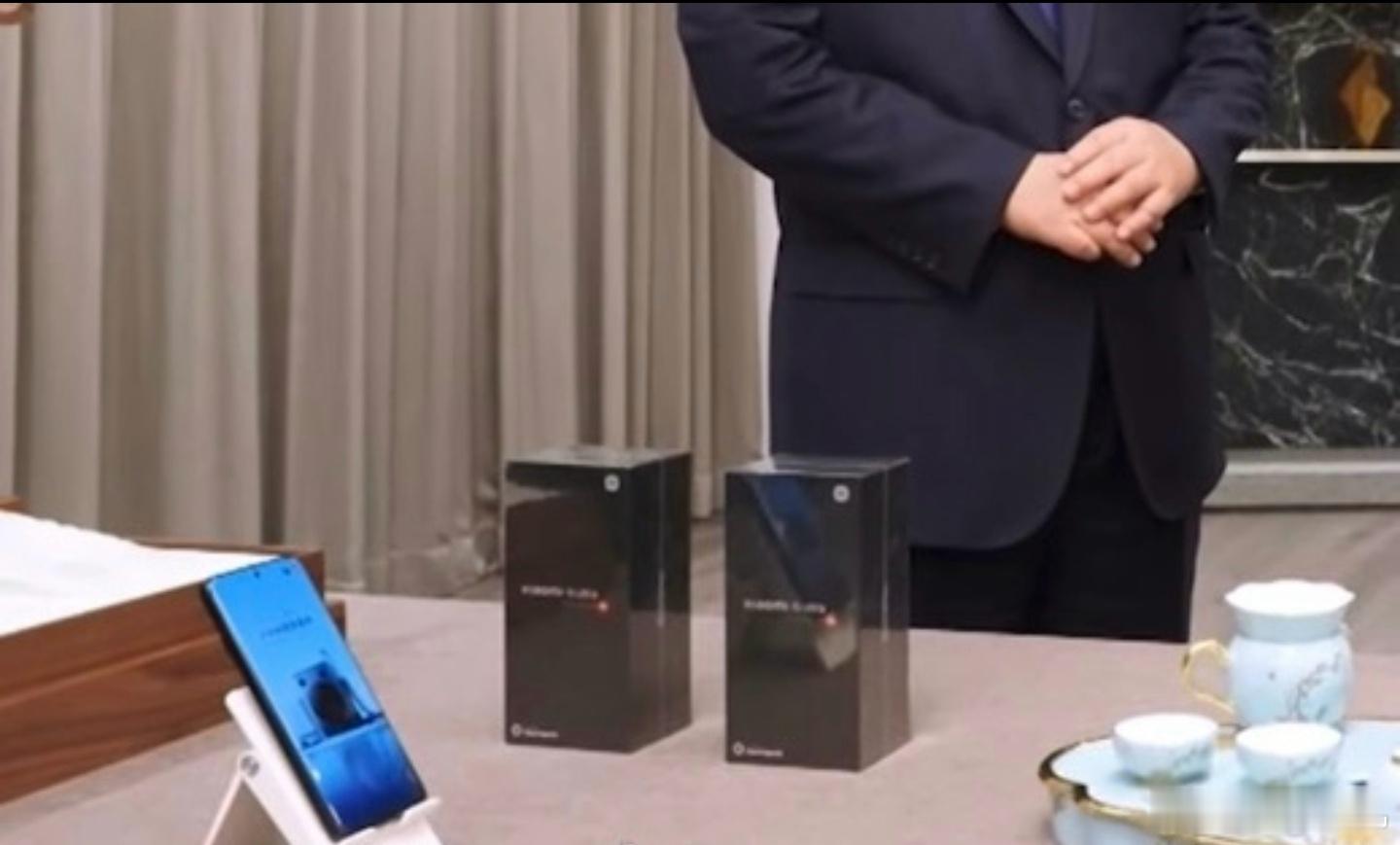 小米15Ultra成国礼了，两台小米手机居然就这样水灵灵站在了国礼的台面上。这待