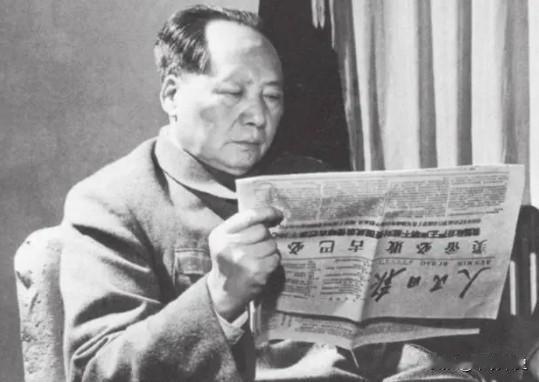 这天，毛主席正在洗澡，警卫员在给毛主席搓背正搓着，突然没忍住，放了一个又臭又响的