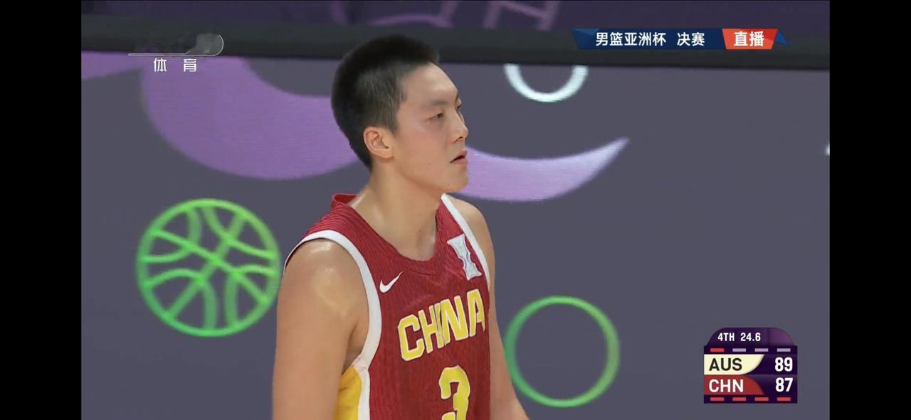 胡明轩最后的绝杀球和尤文图特那个绝杀球太像了，小胡也是接到球晃飞了防守球员，只是