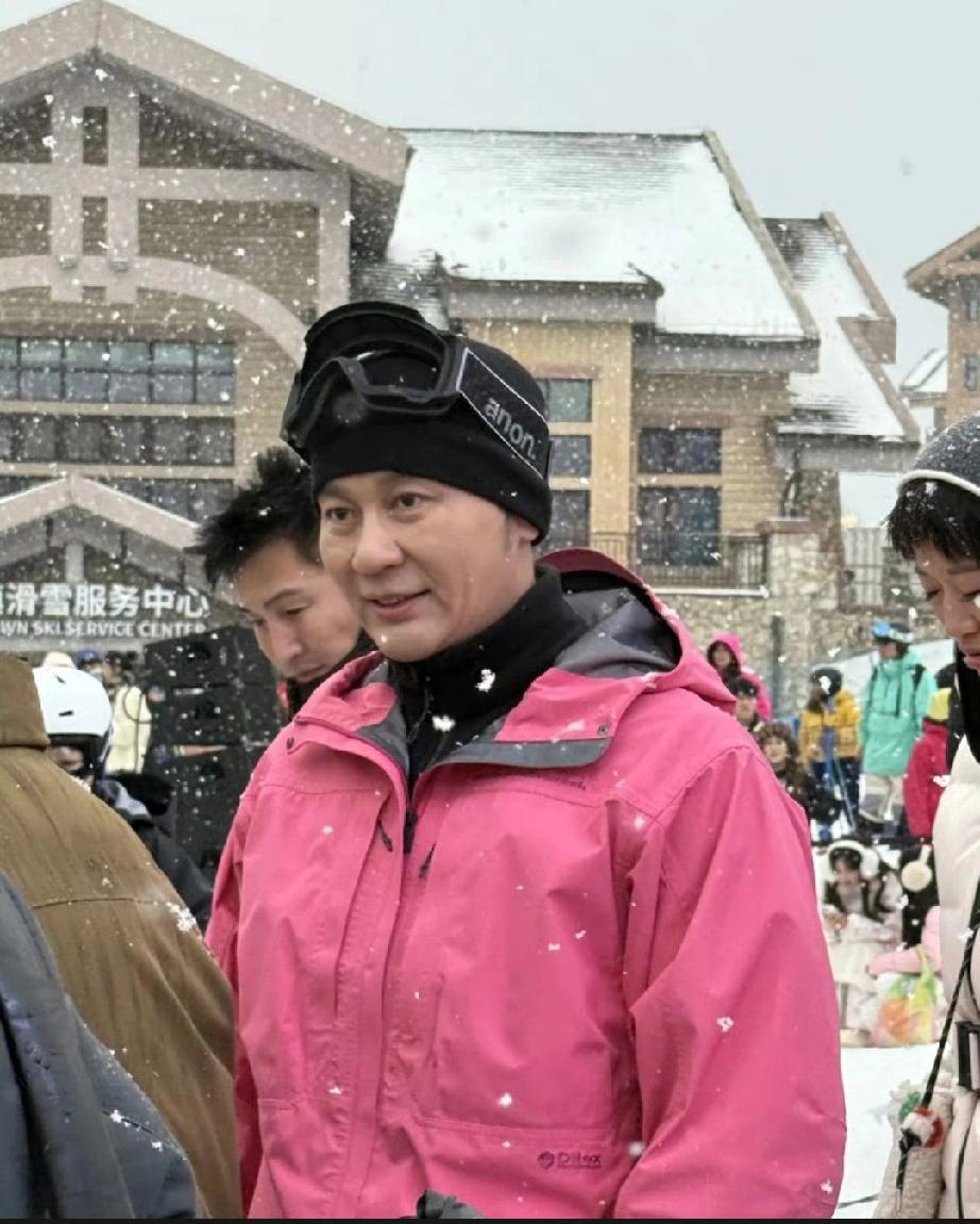 李晨最近一次露面，让人有点认不出了。

他在滑雪场穿着一件粉色外套，面部看起来有