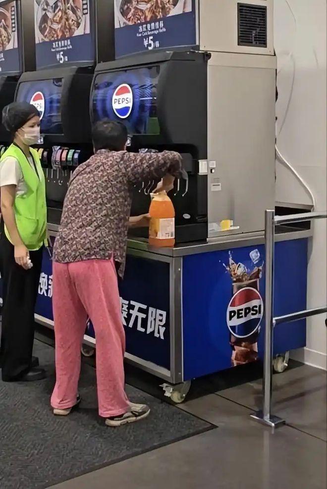 吃相太难看了！湖北武汉的一家山姆会员商店里，一位大妈拎着自家的大号水桶，直接站在