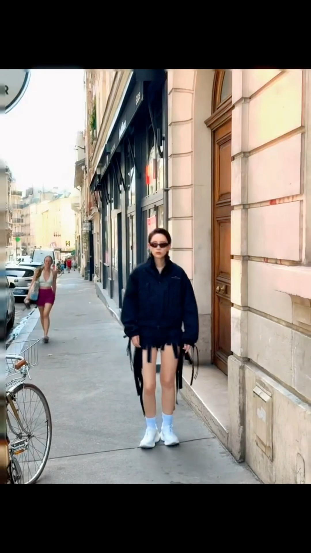双厨狂喜现场来了，没想到能在秀场蹲到李斯丹妮和张翅合照，两人穿搭审美在线，镜头里