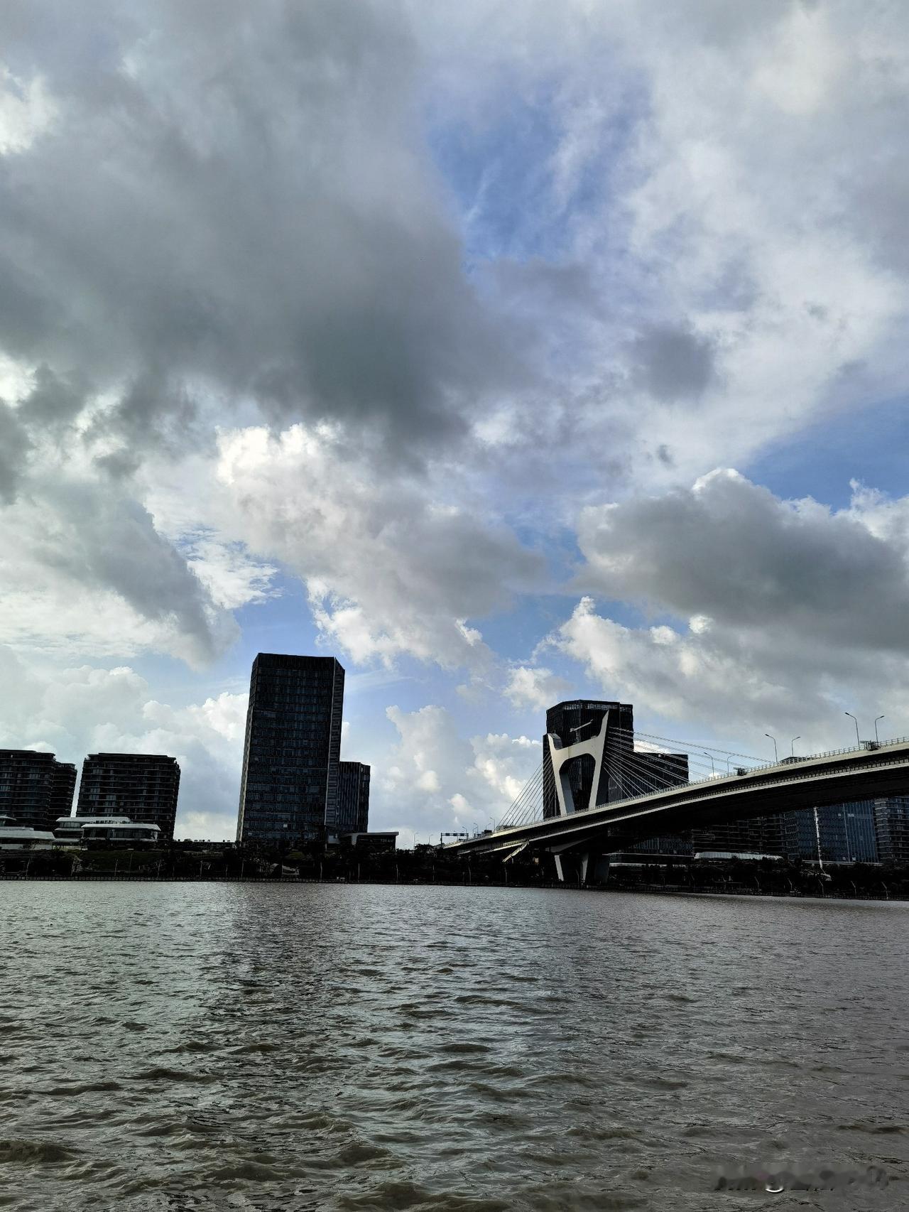 乌云密布，江水盈盈，台风科罗旺威力不小

昨天在甬江边散步，第一回见江水灌得这么