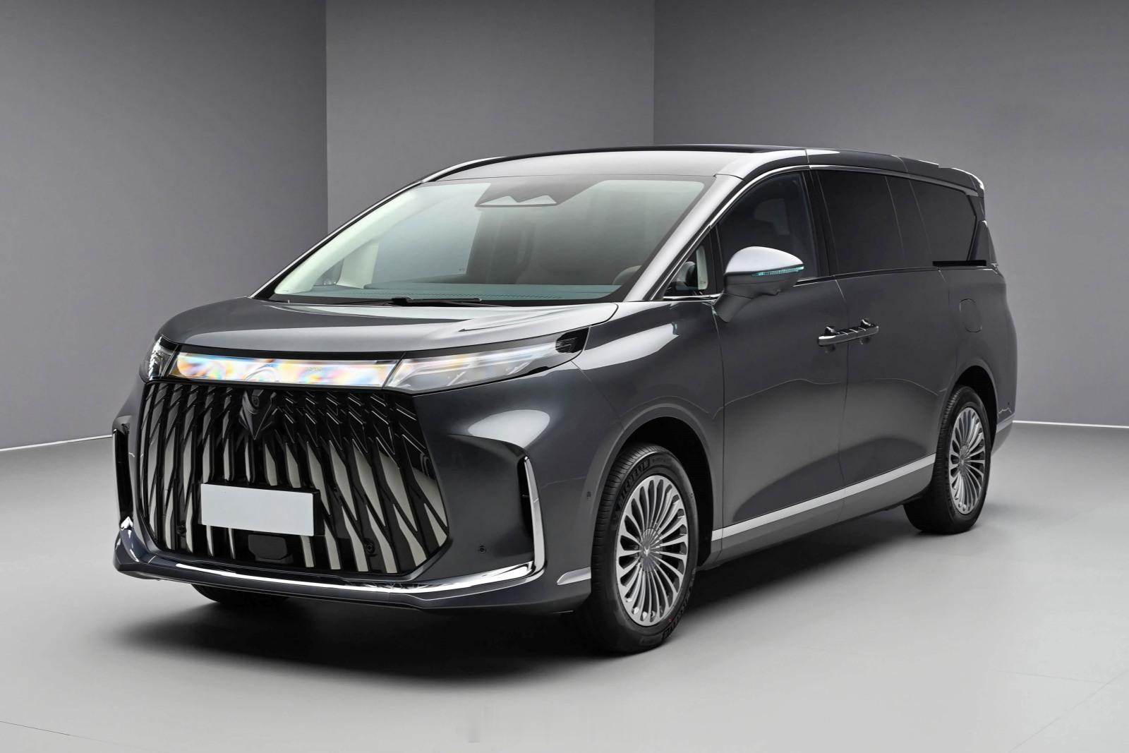 极狐这台个头不小的全新MPV已经放出了第一批内饰图片，目测友商们有的配置它也都有