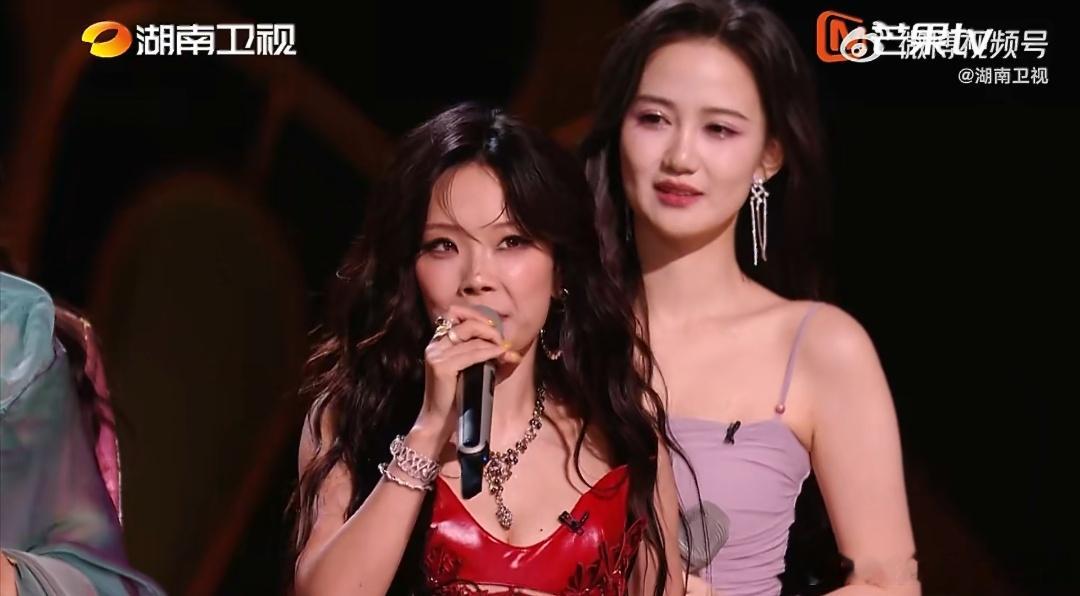 万妮达淘汰《歌手2026》第八期月度决赛里，此前拿下过周冠的万妮达身处危险区比拼