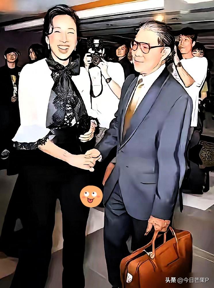 饭局上，76岁的霍震霆看到65岁的前妻朱玲玲，竟主动伸手，笑得比谁都灿烂。
离婚