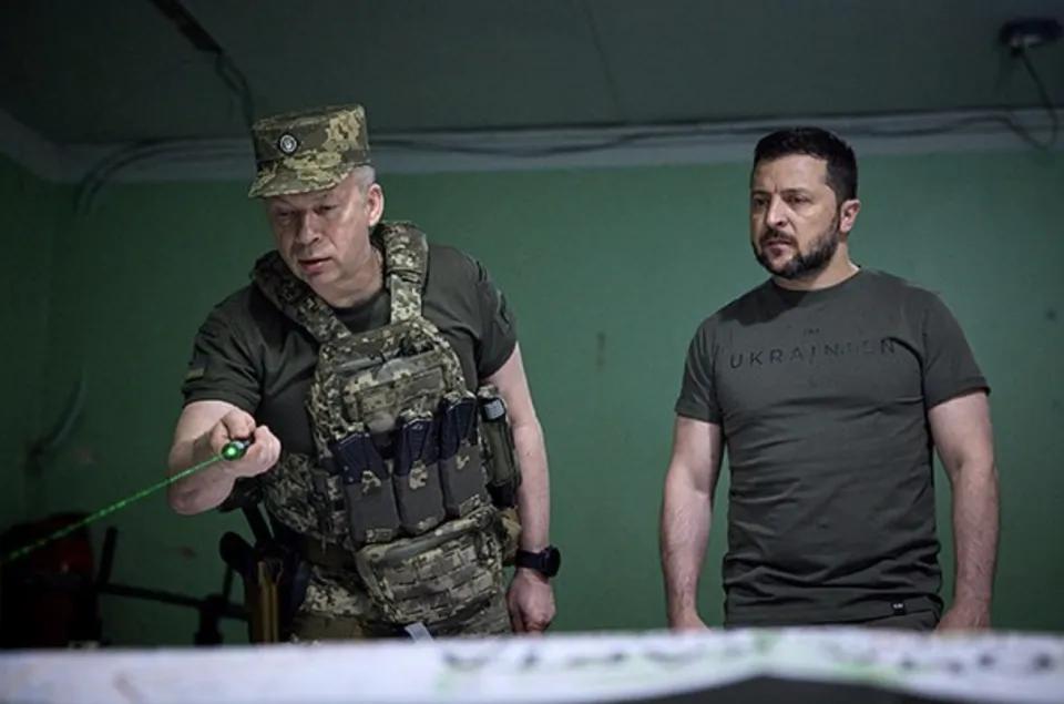 乌军总司令希尔斯基正试图说服乌克兰总统泽连斯基，即使没有美国的军事支持，乌军也有
