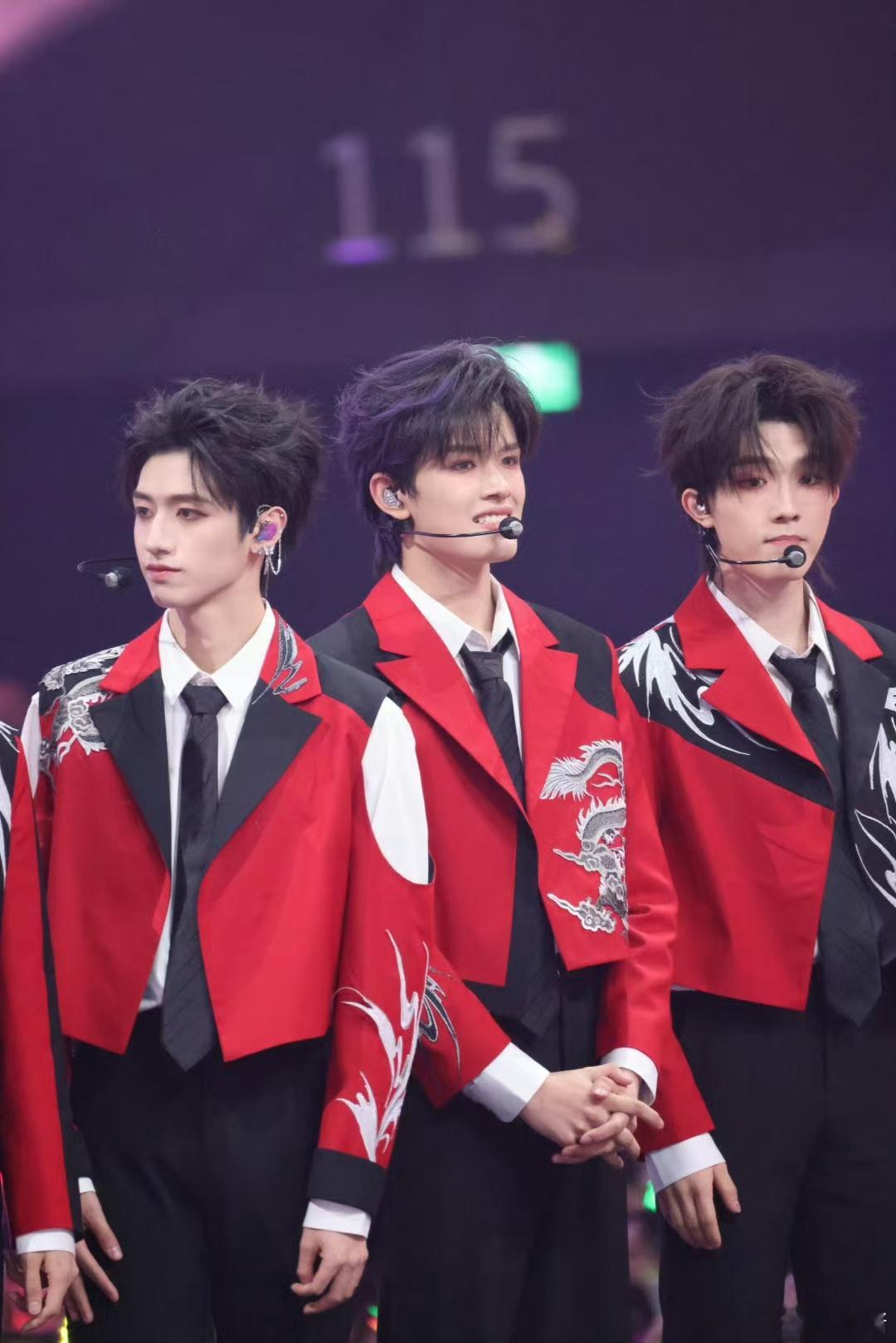 张极 见面  新年音乐会的开场，张极的表现简直让人心动不已，他不仅在舞台上充满自