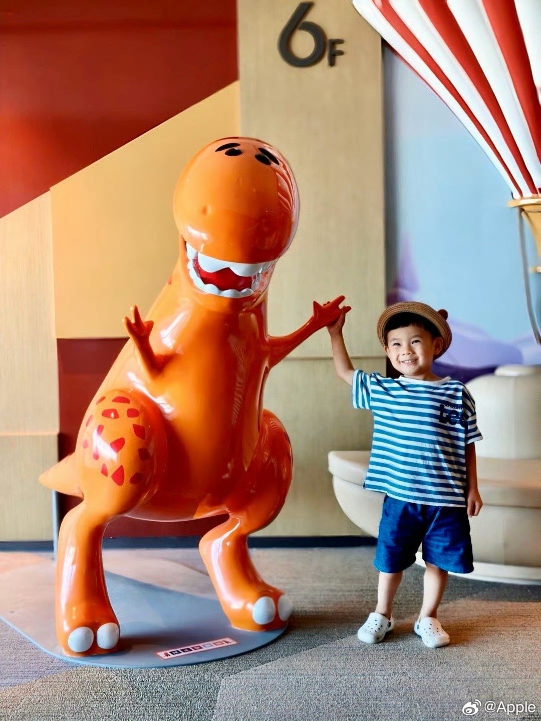 刷当张雅琪遇到星星人痛车时，莫名被戳到了心里软的地方。随手叫的网约车，本是赶路人