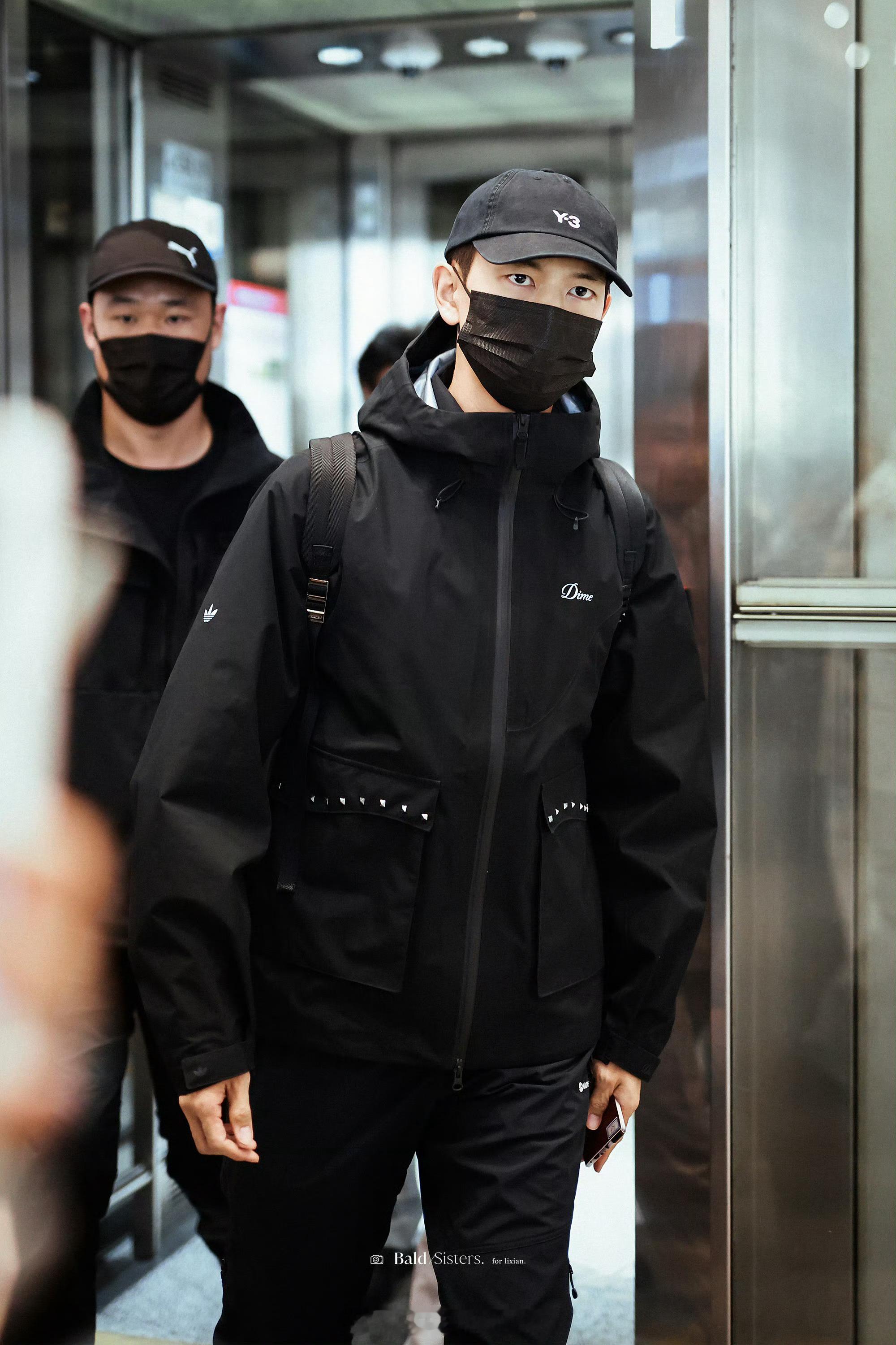 李现北京出发印尼雅加达饭拍，起落平安，工作顺利 ​​​