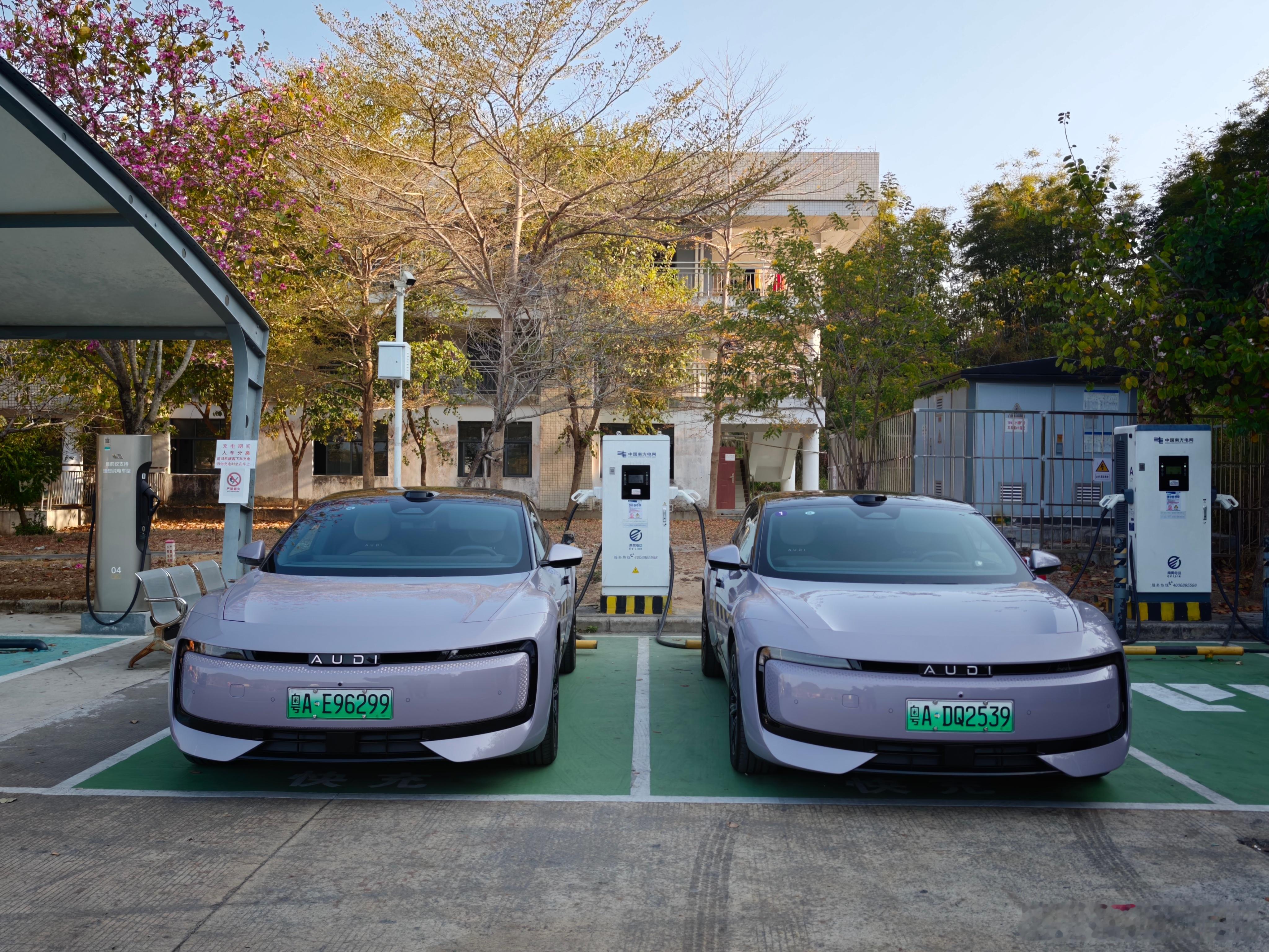 从业20多年第一次遇到这样的挑战：拍个不同配置的驾驶对比，结果两台车外观内饰长得