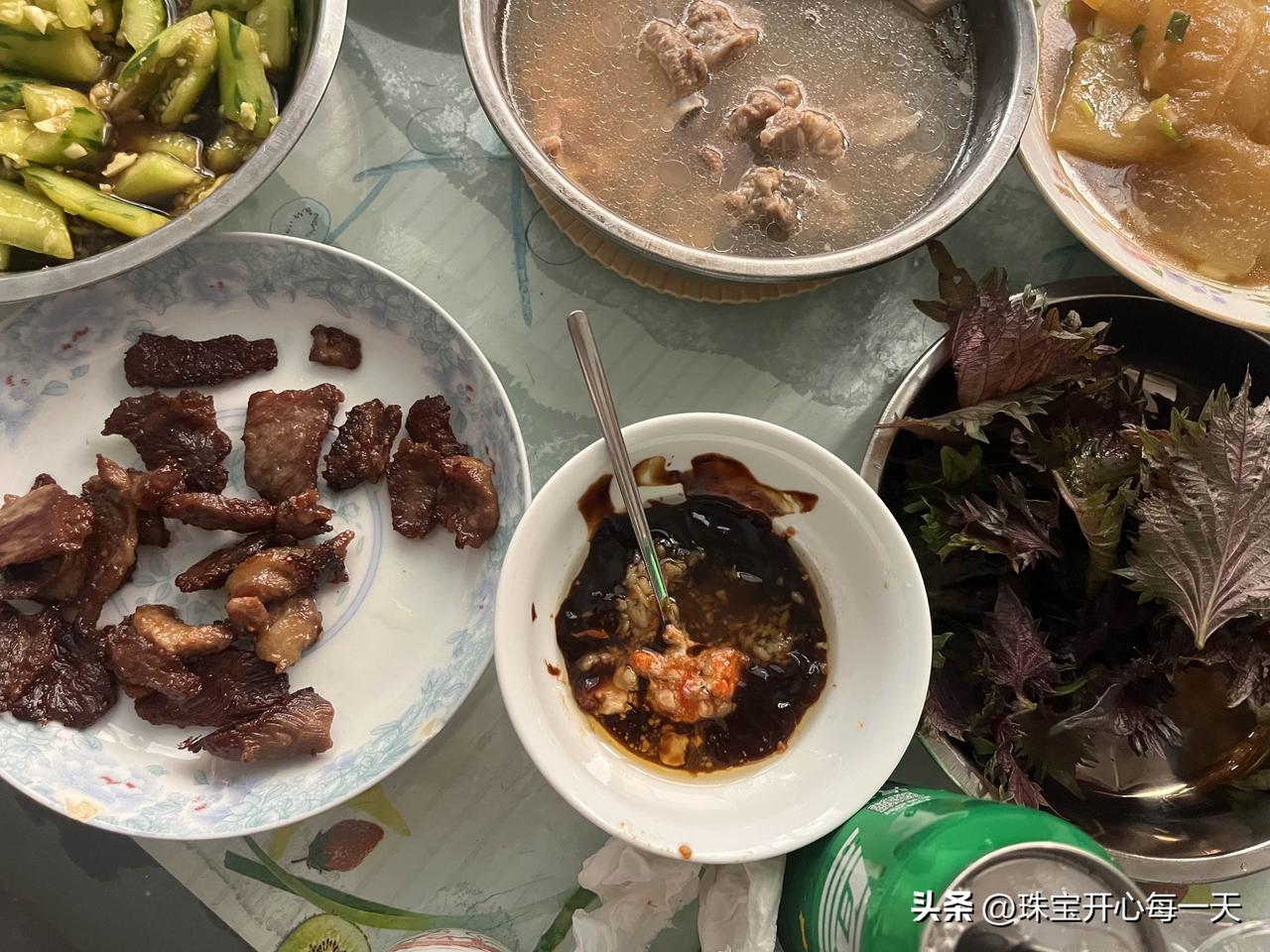 寻常饭桌，平淡幸福

又回父母家吃饭，没有精致摆盘，都是家常熟悉的味道。一盘烤得