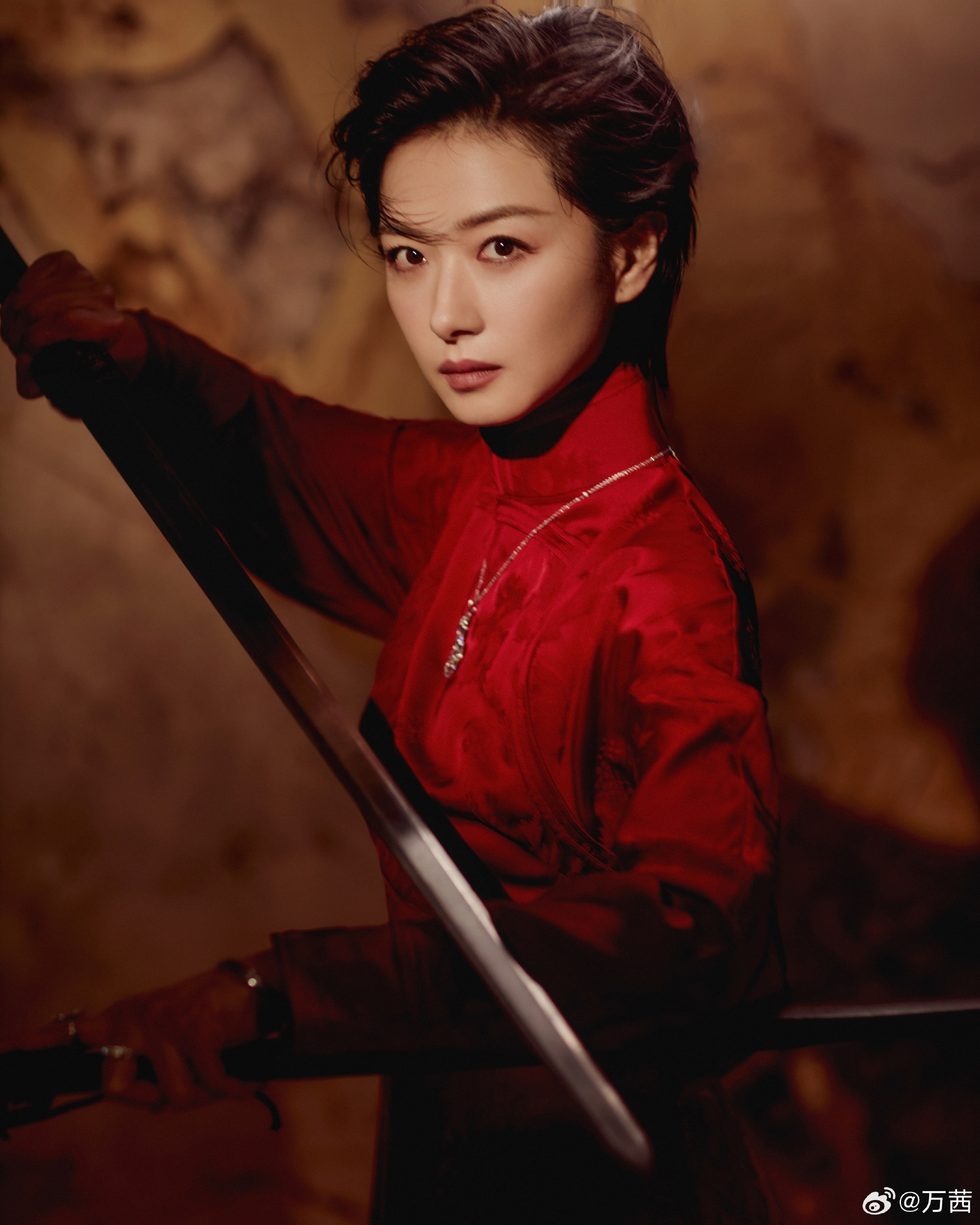 万茜持剑完全女侠级别 光影勾勒出她的轮廓，剑尖凝着她的专注。不怒自威，不笑而飒，