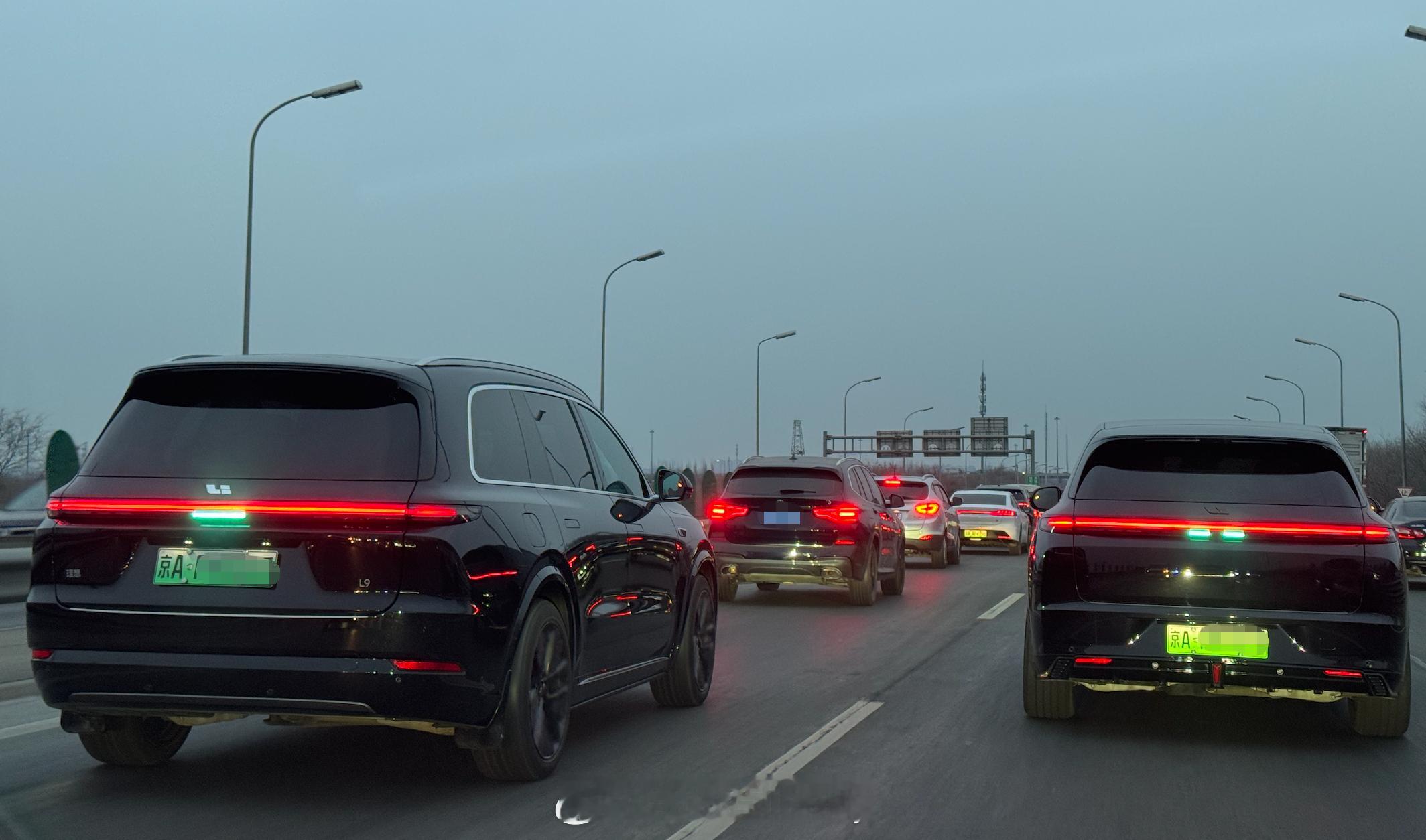 这几天明显能看的出来升了8.2之后路上的一片蓝理想多了不少虽然之前也很多但经常看