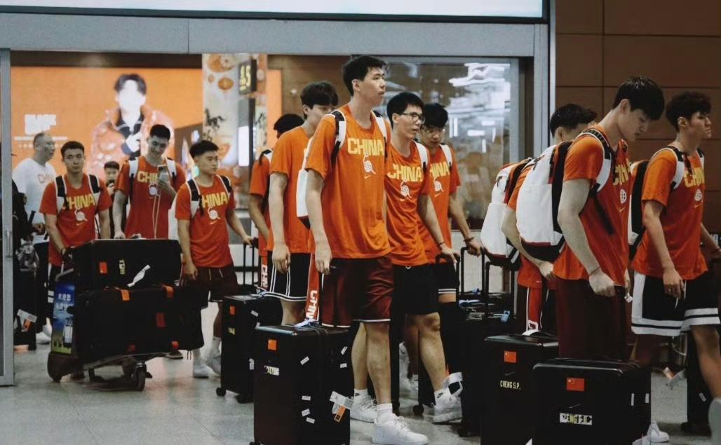 郭士强主教练带领中国男篮抵达沈阳备战男篮的世预赛第三窗口期比赛，受到家乡球迷热烈