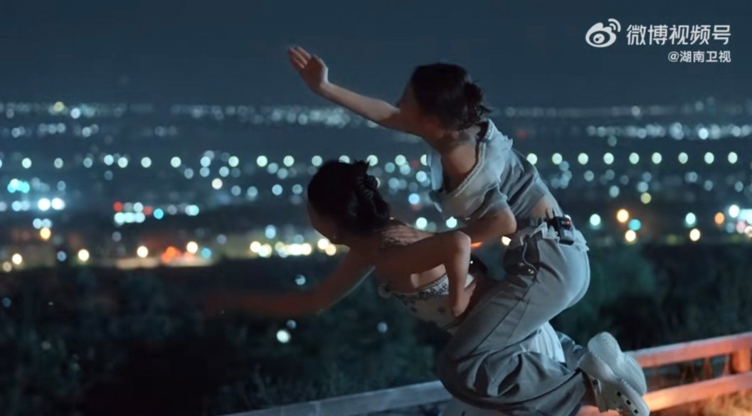 张小婉[超话]乘风托举具象化是小婉管乐 当小婉的双手稳稳托住管乐，那不仅是舞台上