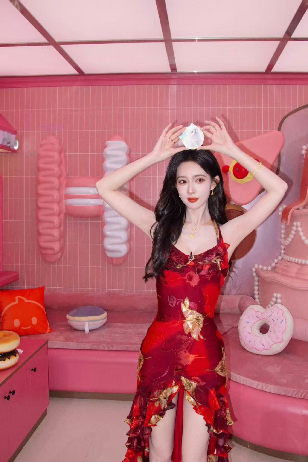 孟子义叫自己孟小义孟子义红裙明艳风孟姐喊自己孟小义，又美又可爱 