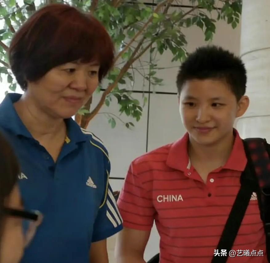 和郎平同框的女孩，留着一个寸头，非常精神、利落，一看就是位矫健的运动员。球迷朋友