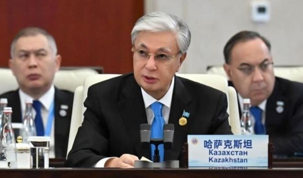 你有没有发现，哈萨克斯坦每次跟中国谈合作，嘴上说的是“互利共赢”，其实最怕的就是