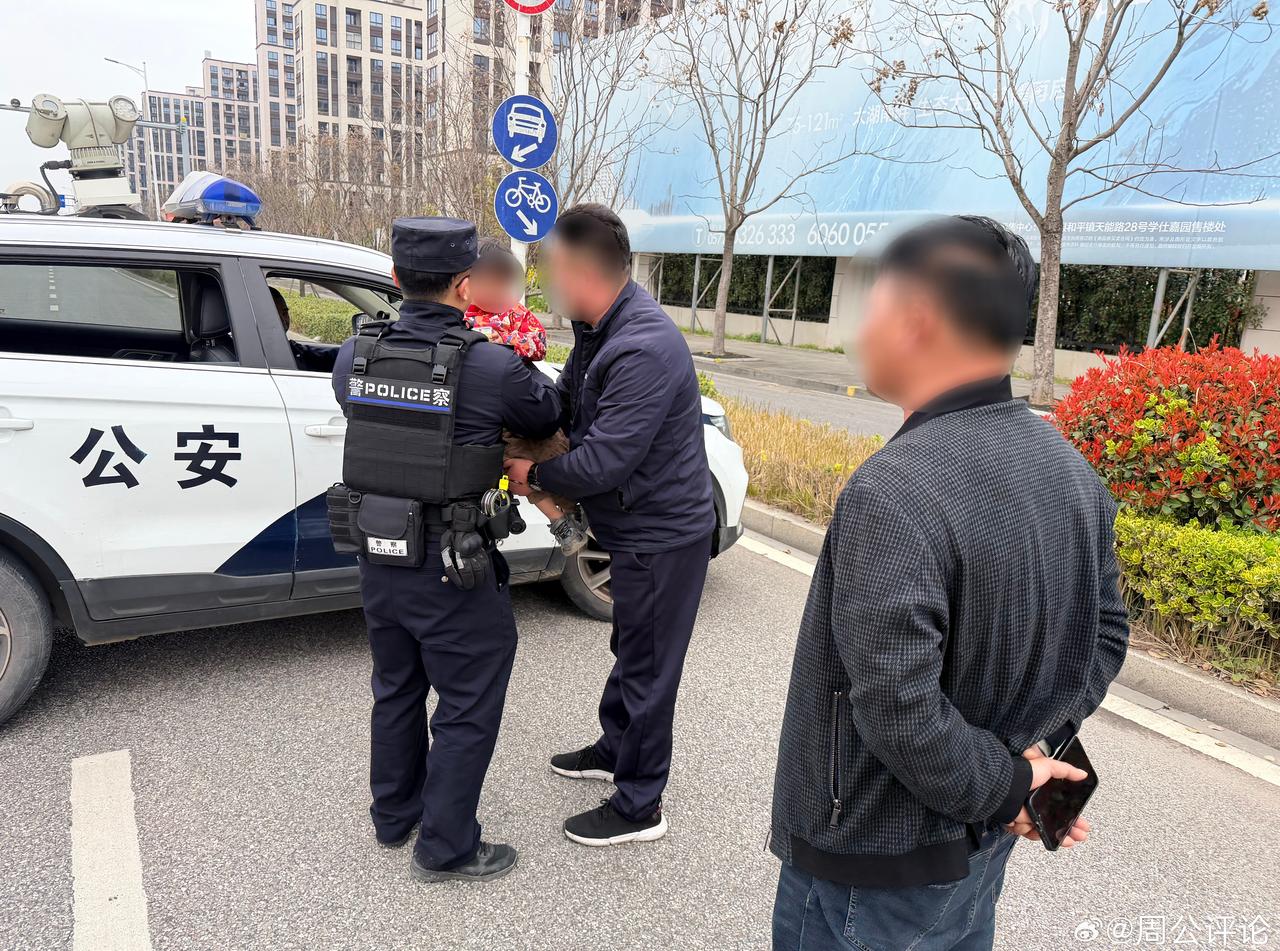 当天，有群众报警称一名幼童独自在马路中间徘徊，十分危险。民警迅速赶到现场，轻声安