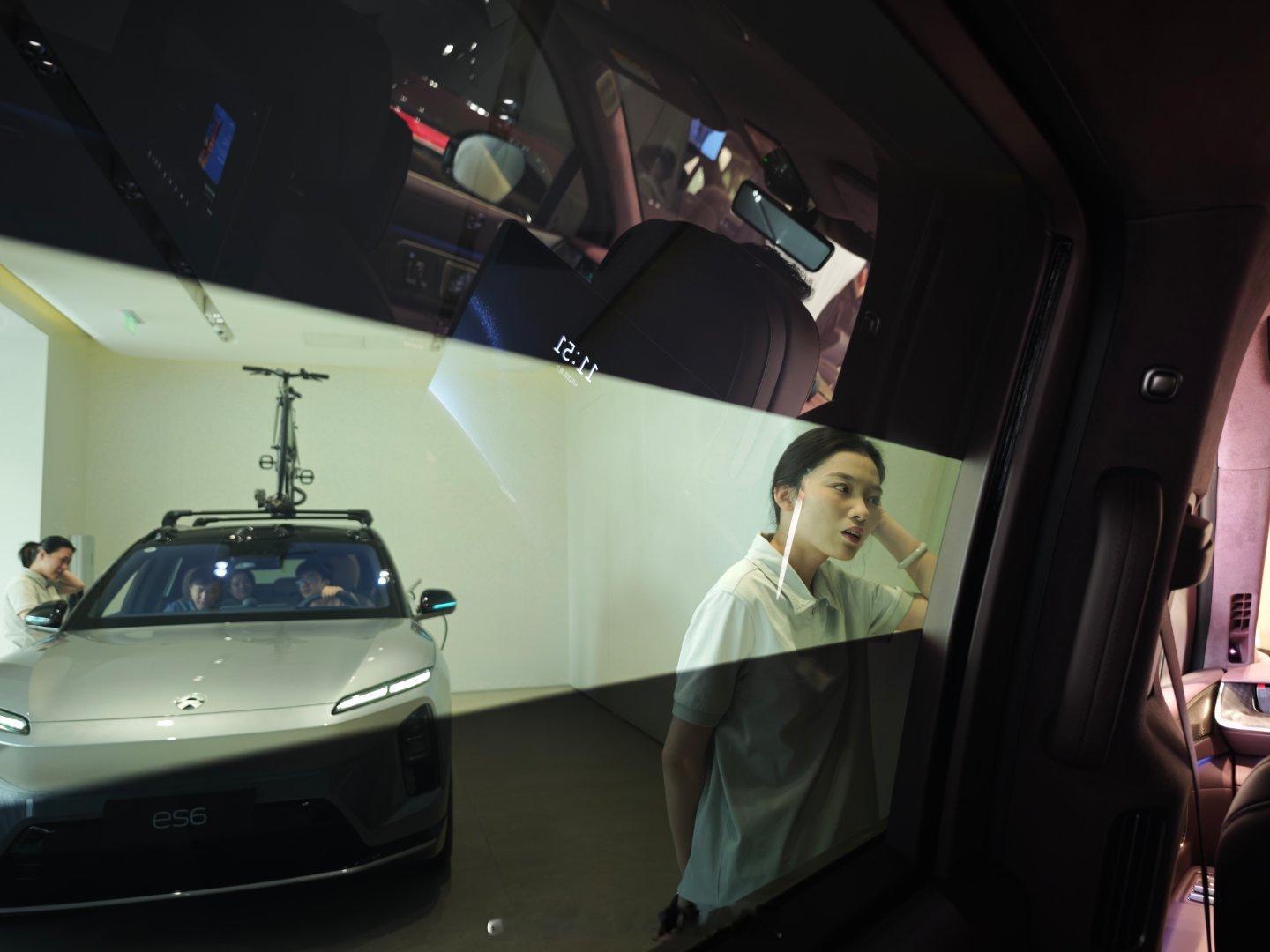 逛商场路过忍不住瞅一眼es9~不得不感慨，现在国产品牌五六十万的车就已经能给人一