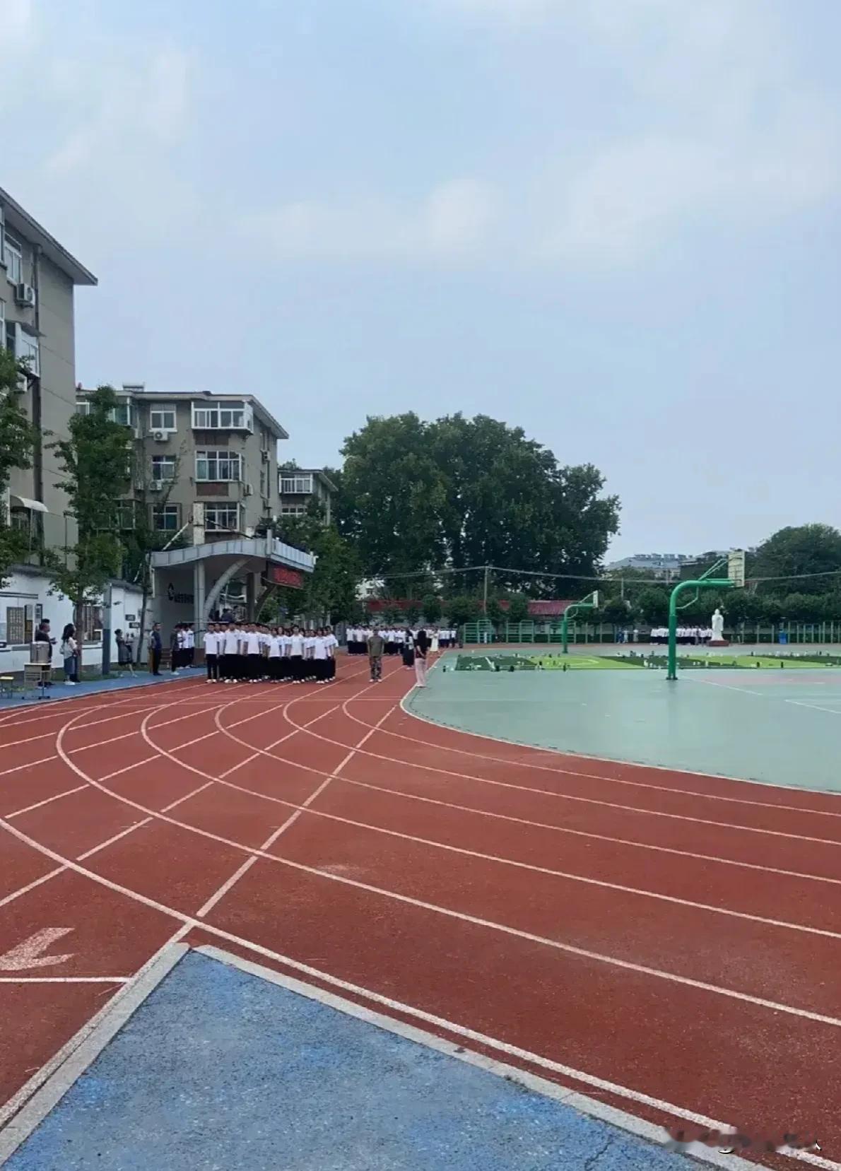 家长委员会是为了帮助老师安排好学生们的学习和生活的，如果家长委员会组织家长们给老