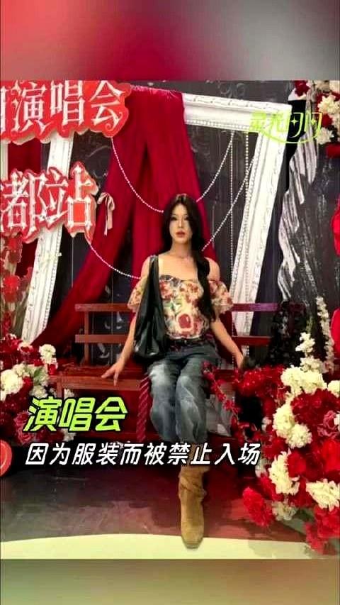大老爷们戴假发穿裙子想进演唱会内场，安保大哥伸手就把人拦下，铁了心要求必须换回男