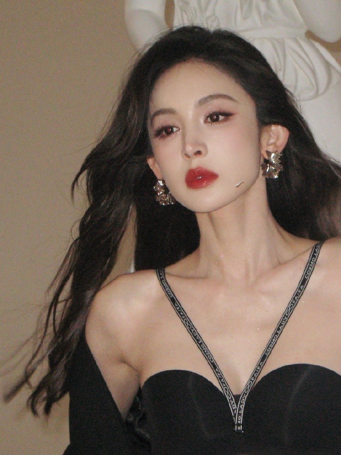 夏弃疾说娜扎美的很不简单这份美藏着新疆美人的独特骨相，更有古今通杀的气场，清冷与