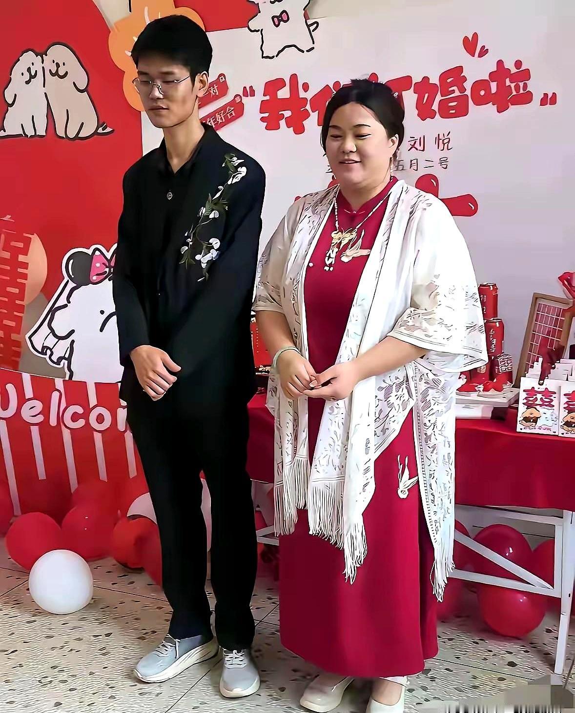 订婚照一发出来，大家先看新娘，再看新郎，结果男方那张脸真是藏都藏不住，满满一副“
