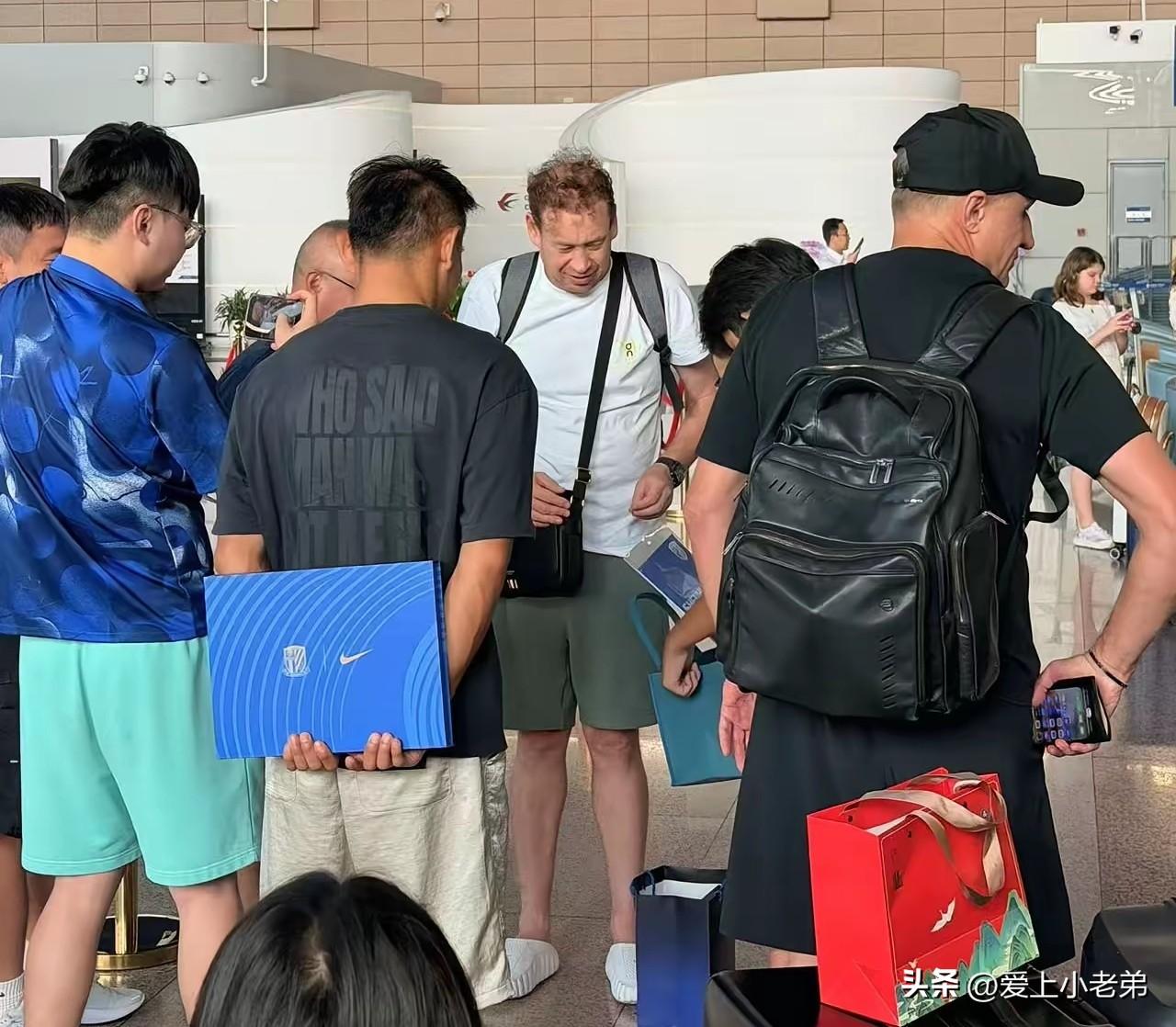 选择放下后笑容满面，看来斯卢茨基是真的解脱了
斯卢茨基走了，登上了回家的航班，他
