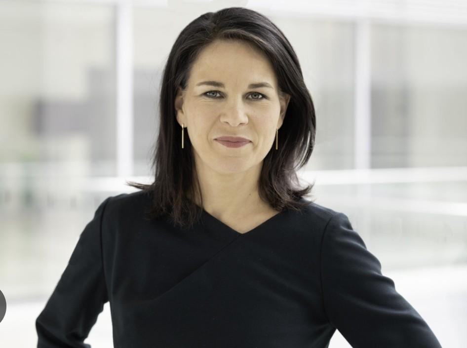 “我们不能在受害者和施暴者之间保持中立。”与乌克兰站在一起，就是站在历史正确的一