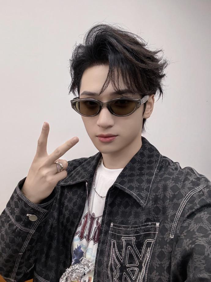 严浩翔侧分背头墨镜look严浩翔酷盖比耶 严浩翔酷盖比耶，是侧分背头墨镜look