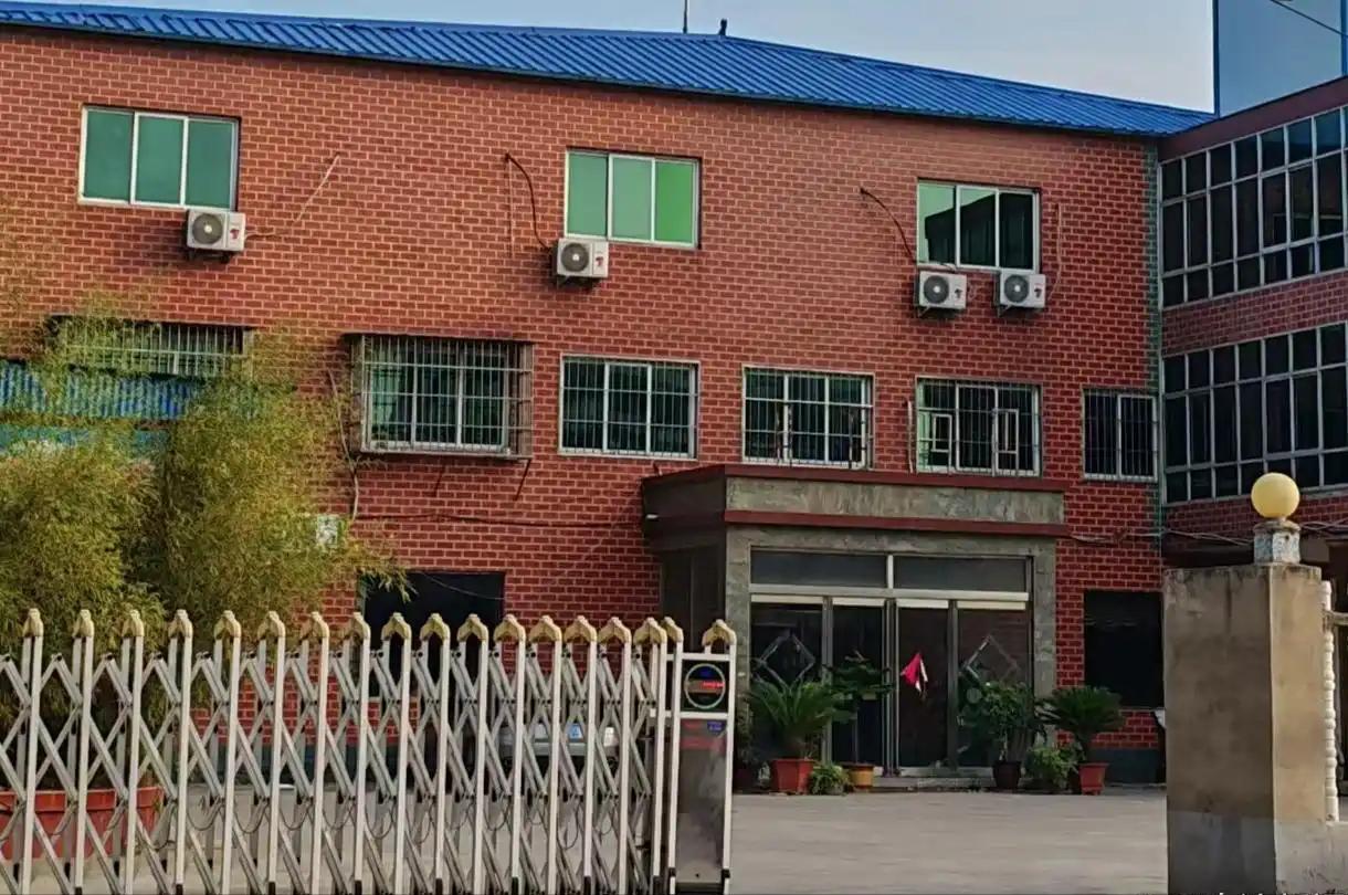 “太诡异！”河南一女子的父亲，曾经在一家洗浴中心做饭，打扫卫生，他已经不干一年了