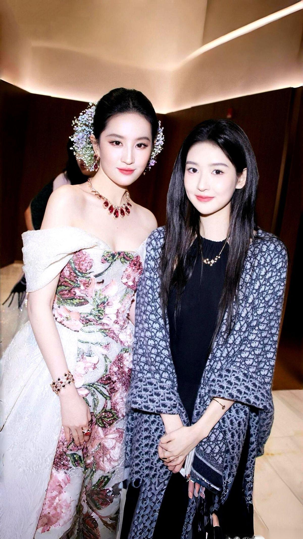 刷到刘亦菲跟年轻小花的合照，一下子给我看愣了。
不是说谁比谁美，真的，到这个份上