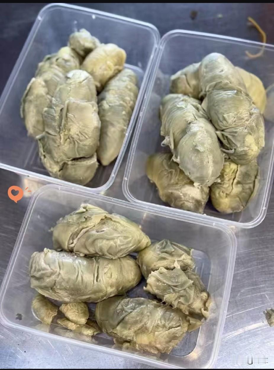 真的太意外了！中午邻居阿姨好心送来几盒榴莲，打开一看，果肉颜色发暗发灰，看着很不